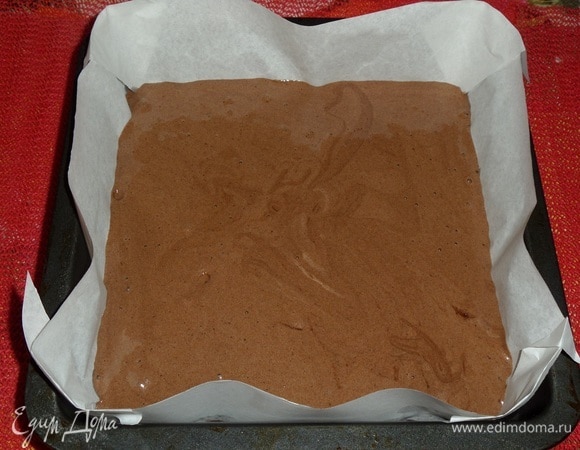 Выкладываем шоколадное тесто в форму, застеленную пергаментом. У меня квадратная форма для выпечки размером 17 х 17 см.