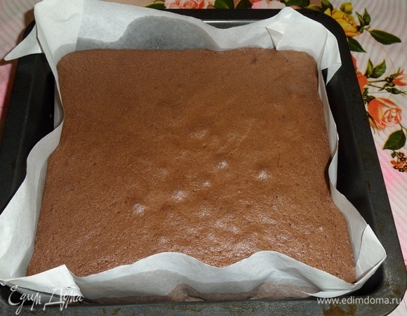 Помещаем форму с тестом в разогретую духовку. Выпекаем 15–20 минут при 160°C, ориентируясь на свою духовку. Готовность бисквита проверяем шпажкой, если она сухая — вынимаем бисквит из духовки.