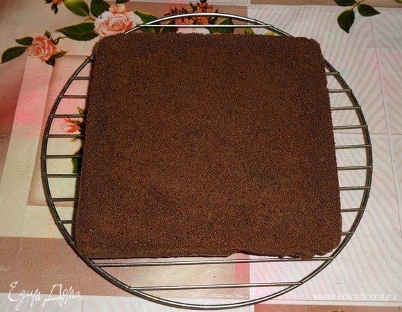 Выкладываем бисквит на решетку. Убираем пергамент. Остужаем бисквит, заворачиваем в пищевую пленку и убираем в холодильник на 6 часов. Аналогично печем еще 2 бисквита, заворачиваем в пленку и убираем в холодильник.