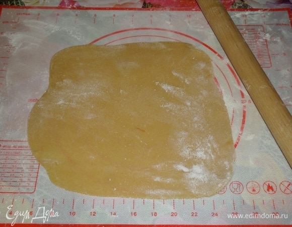 Каждый кусочек теста раскатываем в виде лепешки, немного добавив муки на рабочую поверхность. Я вырезала из бумаги квадрат размером 17 х 17 см. Он потребуется для вырезания медовых коржей.