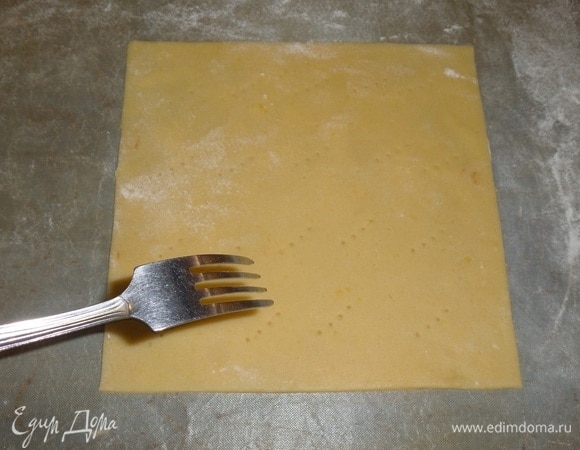 Накалываем тесто вилкой. Отправляем в разогретую духовку.