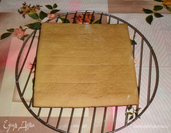 Остужаем медовый корж на решетке. Аналогично выпекаем остальные коржи.