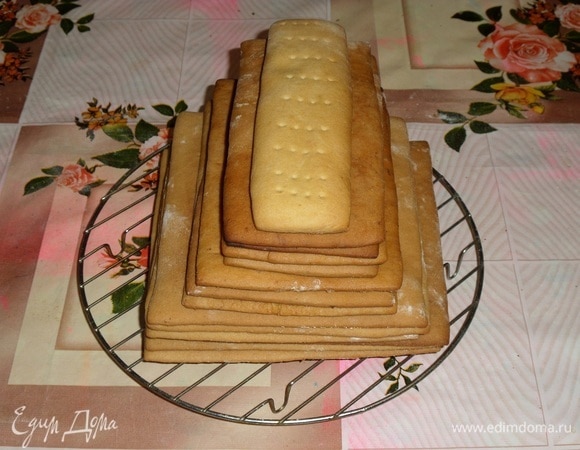 Вот такая медовая красота. У меня получилось 4 коржа 17 х 17 см, 3 коржа 13 х 17 см, 4 коржа 8 х 17 см, 1 корж 4 х 17см.