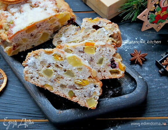 Остудить штоллены, плотно завернуть в пергамент и фольгу. Хранить штоллены можно в прохладном месте до 3 недель. Счастливого Нового года и Рождества!