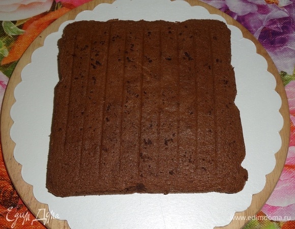 Выкладываем на подложку шоколадный корж. Можно его слегка пропитать сахарным сиропом. Я этого не делала.