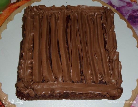 На корж равномерно наносим шоколадный крем.