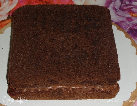 Накрываем начинку вторым шоколадным коржом.