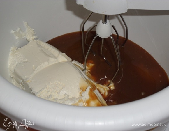 Готовим карамельный крем. В чашу миксера выкладываем сливочный творожный сыр и карамель.