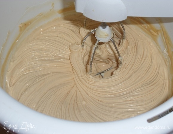 Взбиваем до однородного пышного крема.