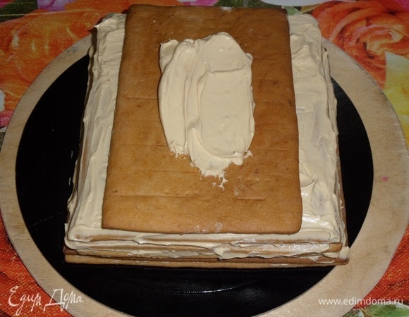 Поверх коржа кладем 1 ст. л. с горкой карамельного крема и равномерно распределяем. Накрываем следующим и т. д. То есть сначала укладываем 3 коржа 17 х 17 см, затем — 3 коржа 13 х 17 см, затем — 4 коржа 8 х 17 см и сверху — один корж 4 х 17 см.