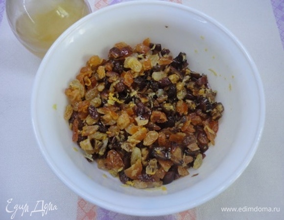 Сухофрукты лучше заранее залить лимончелло и соком половины апельсина и оставить как минимум на ночь.