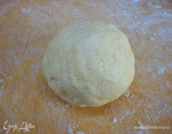 Затем в несколько приемов влить холодную воду, чтобы тесто собралось в шар, затем промесить его на рабочей поверхности недолго, собирая в шар. Заверните в пленку и поместите в морозилку на 15 мин.