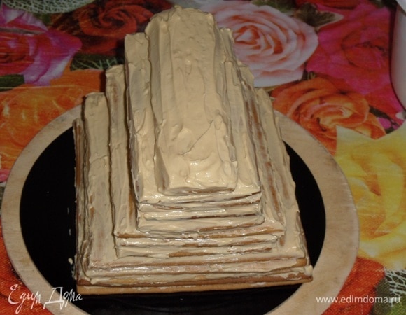 Выкладываем карамельный крем. Накрываем медовую крышу и убираем в холодильник на 4–6 часов. Я накрыла торт большой чашкой.