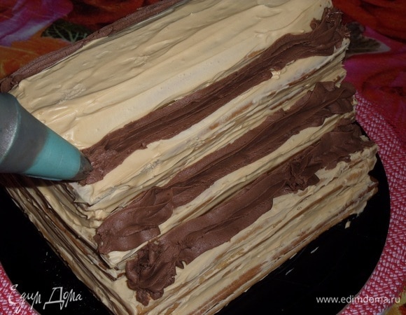 Вынимаем из холодильника медовый торт-крышу. Наносим оставшийся шоколадный крем.