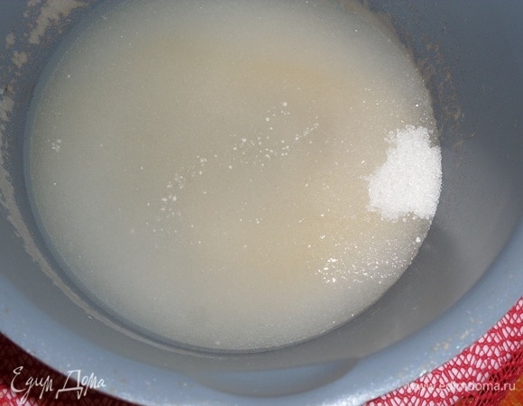 В кастрюлю выкладываем сахар и щепотку лимонной кислоты. Добавляем воду. Ставим кастрюлю на огонь.