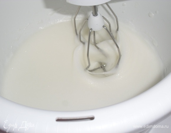 Белки продолжаем взбивать.