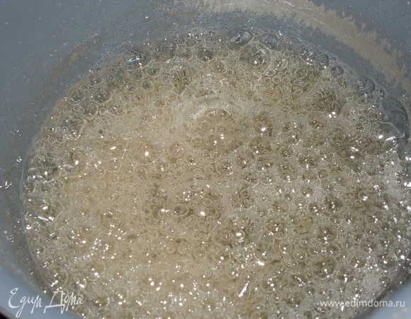 Сахарный сироп варим примерно 5 минут (проверяем на мягкий шарик). Затем убираем кастрюлю с огня.