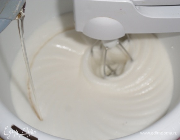 Горячий сахарный сироп тонкой струйкой вливаем в чашу к взбивающимся белкам.