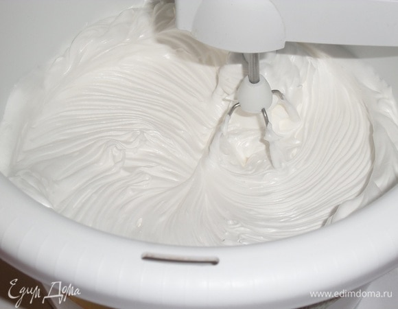 Продолжаем взбивать массу до состояния плотного крема.