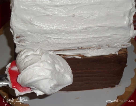 Лопаткой наносим белковый крем на крышу избушки со всех сторон.