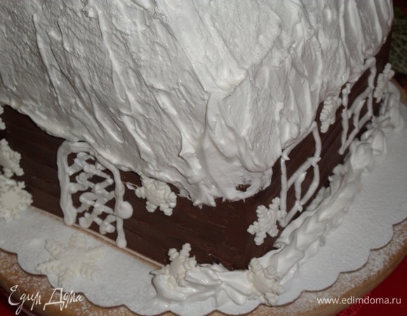 Украшаем избушку сахарными бусинами и снежинками из мастики. Посыпаем избушку сахарной пудрой.