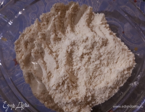 Начнем с приготовления детрампа. Перетрите муку с маслом.