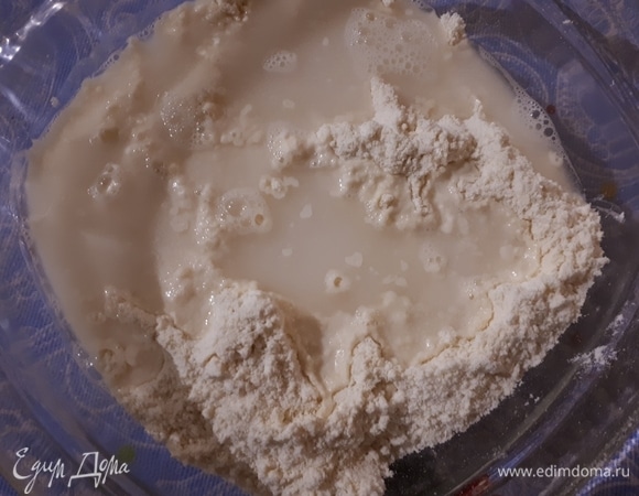 Влейте соленую воду и замесите тесто. Оно будет немного приставать к рукам. Это нормально, не добавляйте муку.