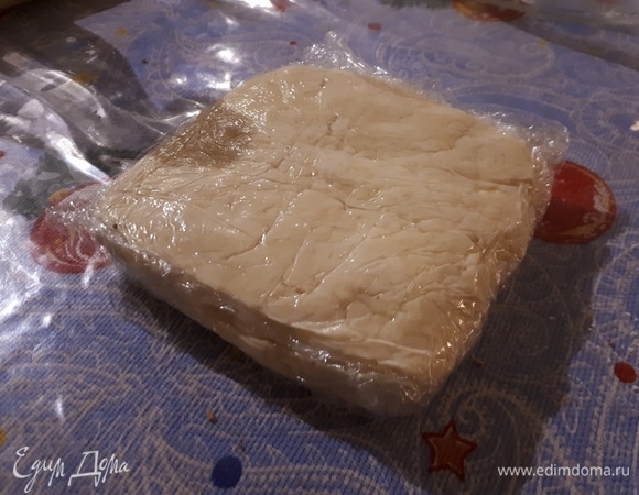 Сформируйте квадрат толщиной 2 см, заверните тесто в пищевую пленку и уберите в холодильник.