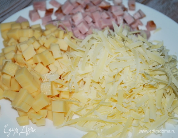 Для кекса надо взять ароматные сыры с пряным вкусом, сыры с пресным вкусом не подойдут. Твердый сыр потерла на крупной терке, а полутвердый сыр и ветчину нарезала на небольшие кубики.