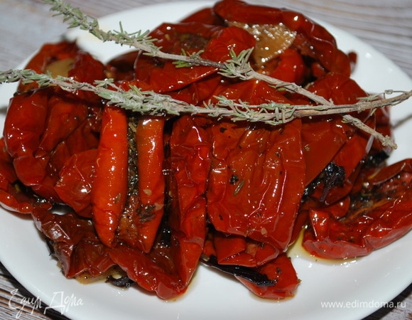 Вяленые томаты я нарезала на небольшие кусочки (у меня домашние вяленые томаты собственного приготовления с добавлением пряных трав и чеснока).