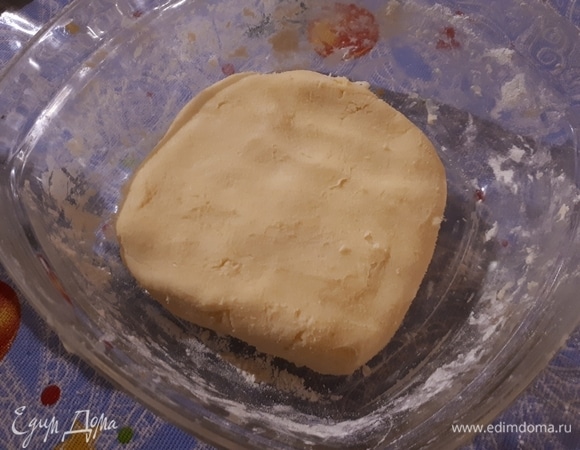 Для патона замесите тесто из масла и муки. Оно тоже будет липким.