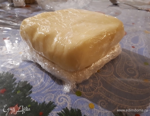 Сформируйте такой же квадрат из патона, заверните в пищевую пленку и отправьте в холодильник на полчаса минимум. Лучше на час.