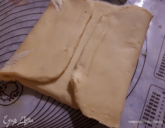 Раскатайте эту конструкцию на 4 длины, заверните края к центру, а затем сверните пополам. Это называется двойной тур. Уберите тесто в холодильник на час.