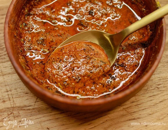 Приготовить приправу для картофеля: смешать горчицу, оливковое масло, соль, перец, базилик и прованские травы.