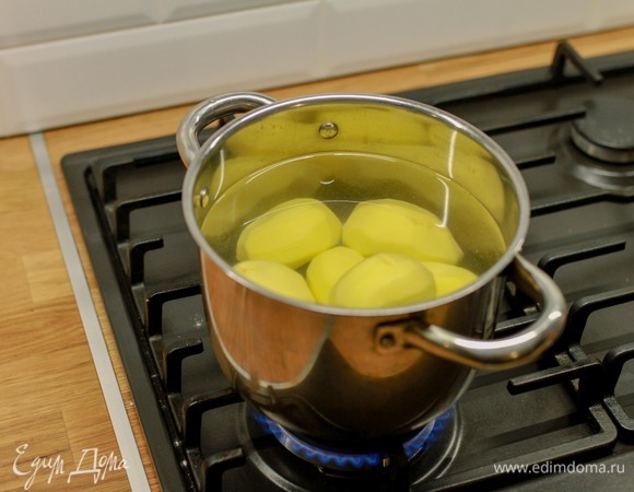 Картофель очистить и варить минут 10–15.