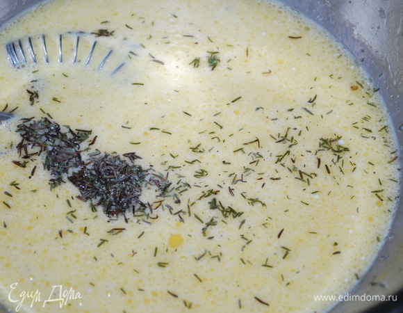 Добавила щепотку тимьяна и все хорошо взбила венчиком.