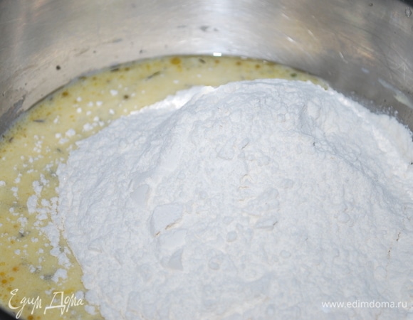 Добавила муку с разрыхлителем и солью и снова все перемешала силиконовой лопаткой.