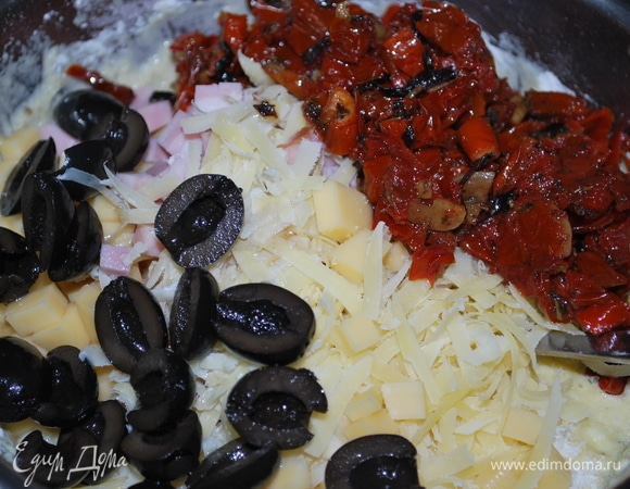 К тесту добавила сыр, маслины, ветчину и вяленые томаты. Добавила щепотку свежемолотого черного перца. Перемешала все до полного объединения.