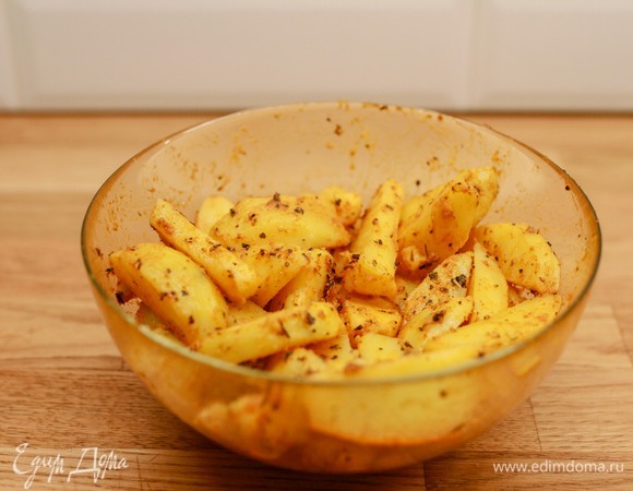 Картофель остудить, нарезать на ломтики и перемешать с ранее приготовленной приправой.