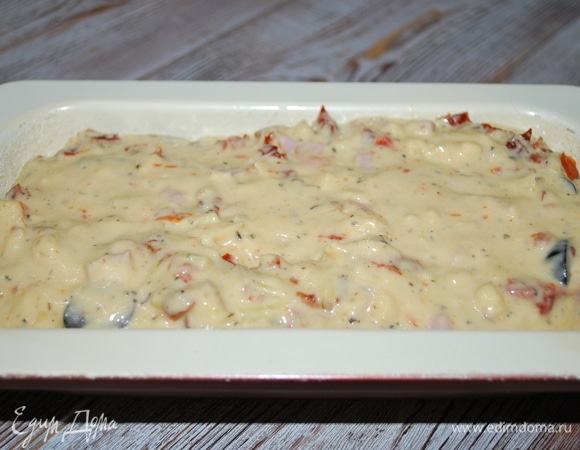 Форму для кекса смазала маслом и слегка посыпала манной крупой (у меня размер формы 11 х 22 см). Готовое тесто выложила в форму, разровняла его и поставила выпекаться в предварительно разогретую духовку при температуре 170°C на 50 минут.