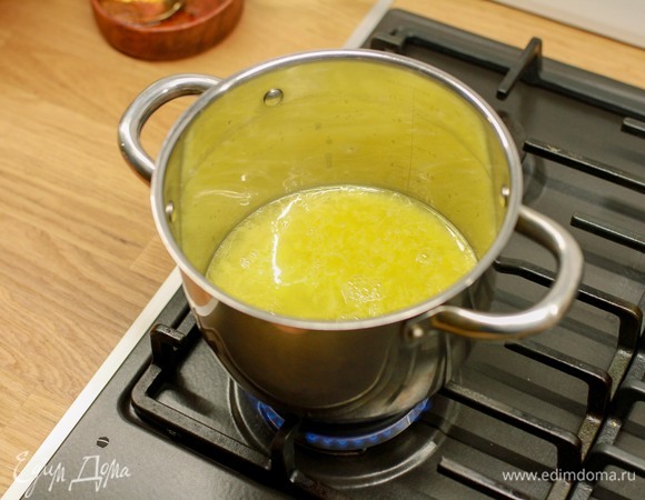 Для клюквенного соуса выжать в кастрюлю сок одного апельсина, всыпать сахар и довести до кипения.