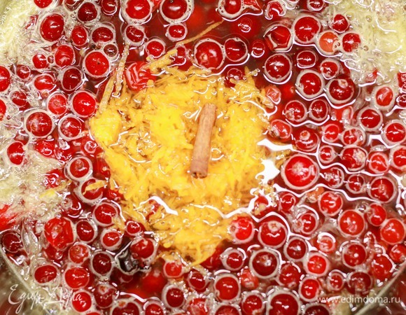 Добавить клюкву, цедру и палочку корицы. Варить на среднем огне, помешивая, пока большая часть ягод не полопается. Со множеством насадок кухонной машины KENWOOD этот соус можно приготовить в считаные минуты.