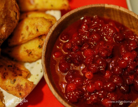 Подавать с запеченным картофелем и клюквенным соусом. Приятного аппетита!