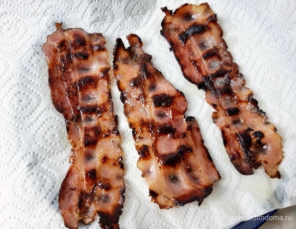 Бекон поджариваем на сухой сковороде с двух сторон до хрустящей корочки. Перекладываем на бумажное полотенце, чтобы стек лишний жир. У меня бекон был очень мясистый.