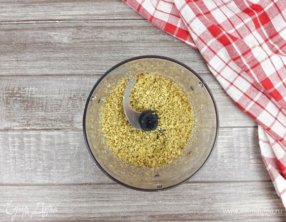 Грецкие орехи подрумяниваем на сухой сковороде. Затем измельчаем в крошку.