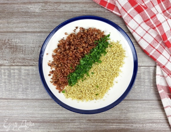 Бекон и петрушку очень мелко рубим ножом. Смешиваем с орехами.