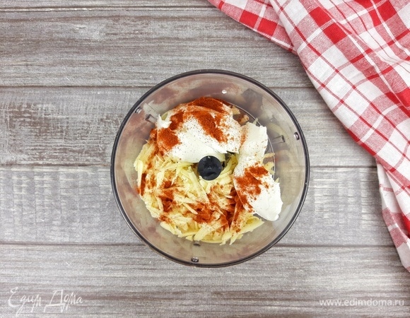 Для сырной массы смешиваем в измельчителе твердый сыр, творожный сливочный сыр и паприку.