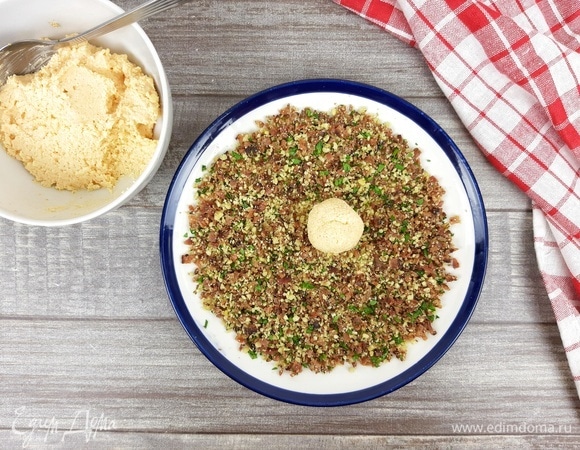 Руками скатываем из сырной массы шарики.