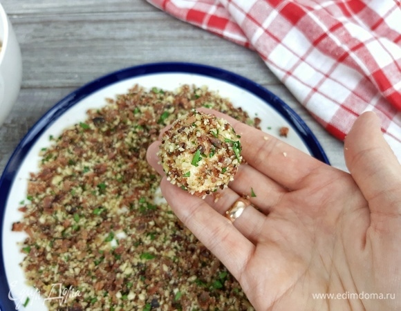 Обваливаем шарики в обсыпке. Выкладываем на блюдо.