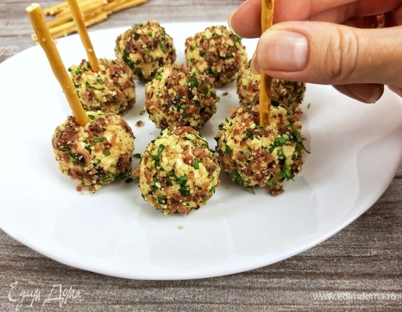 В каждый сырный шарик втыкаем палочку соленой соломки.